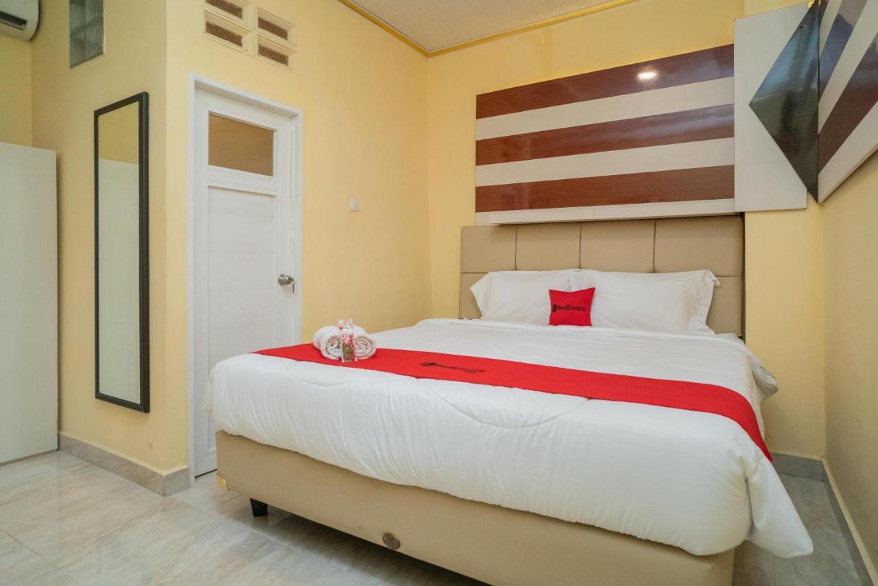 סוראבאיה Reddoorz Plus Syariah Near Pasar Turi מראה חיצוני תמונה